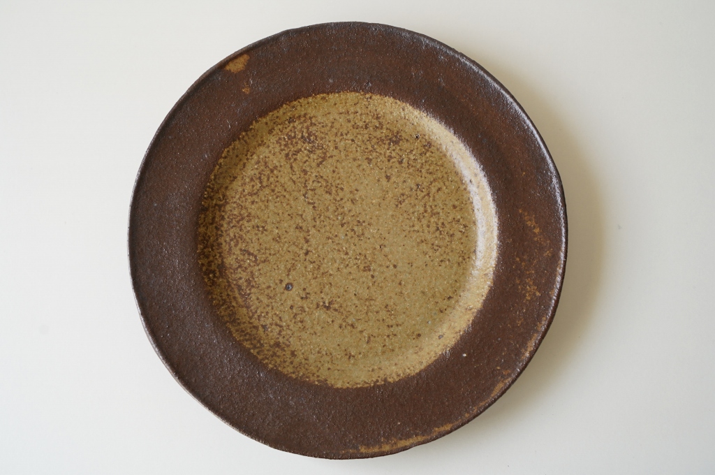 鉄釉リム皿（Ｌ）（及川静香）